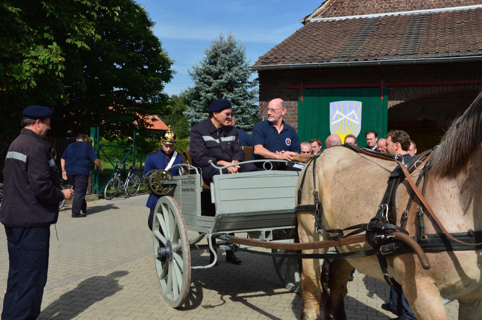 Der angespannte Fernmeldewagen auf dem Hof