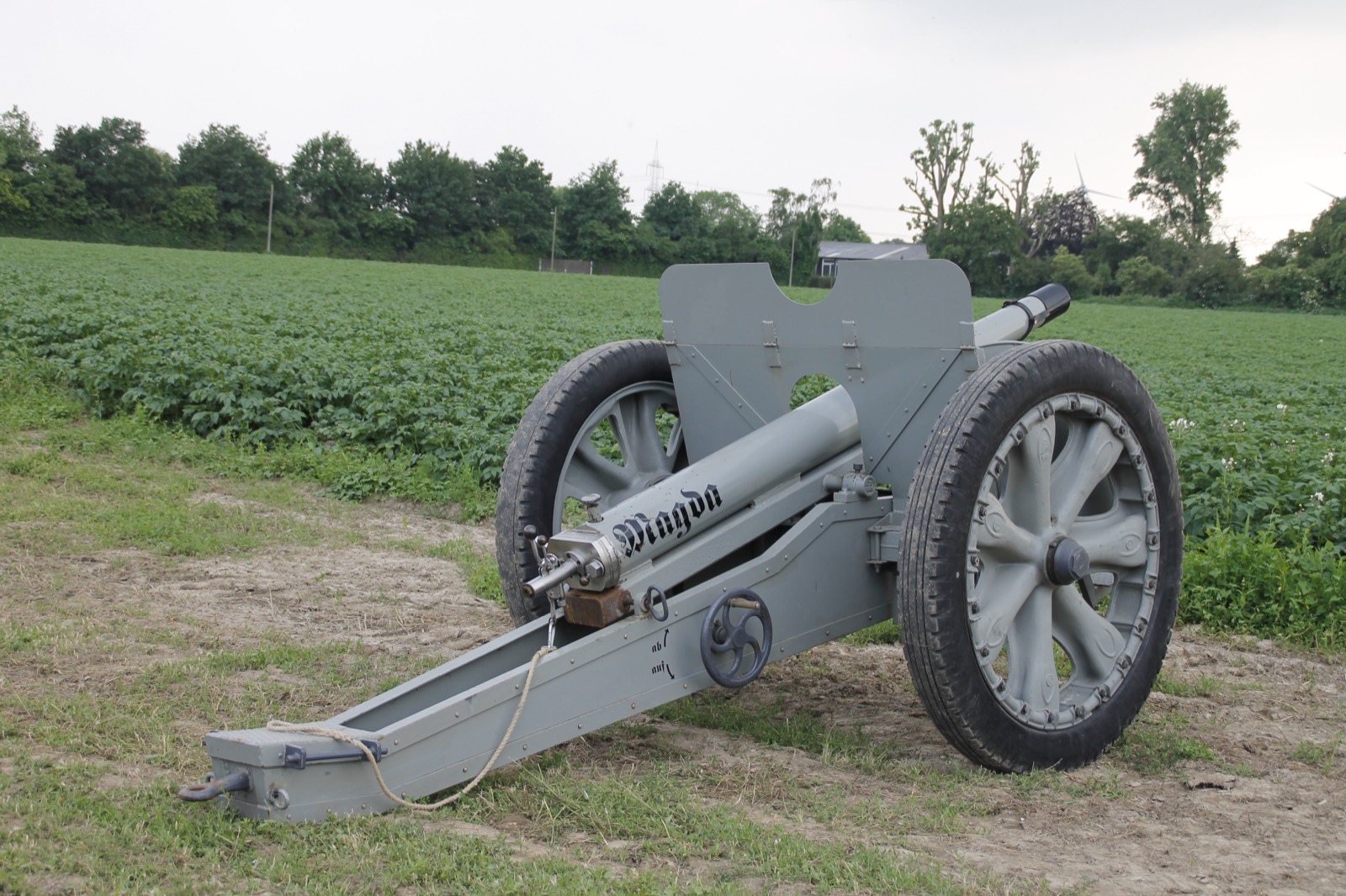 Das Geschütz des Artillerie-Corps auf einem Feldweg