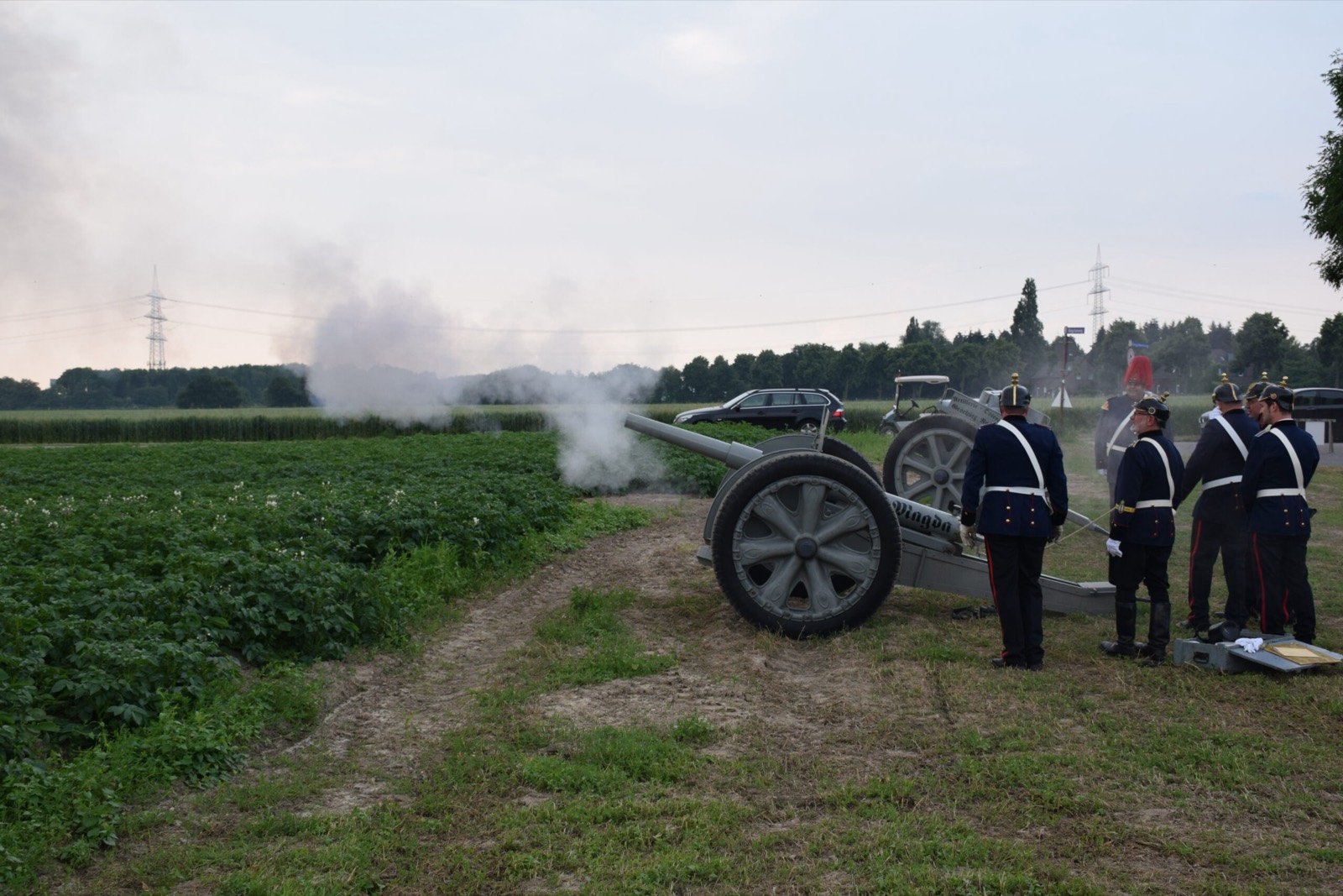 Das Geschütz auf einem Feldweg, dahinter Pulverdampf